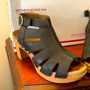 Very light used Dansko platform heels. Size 40.